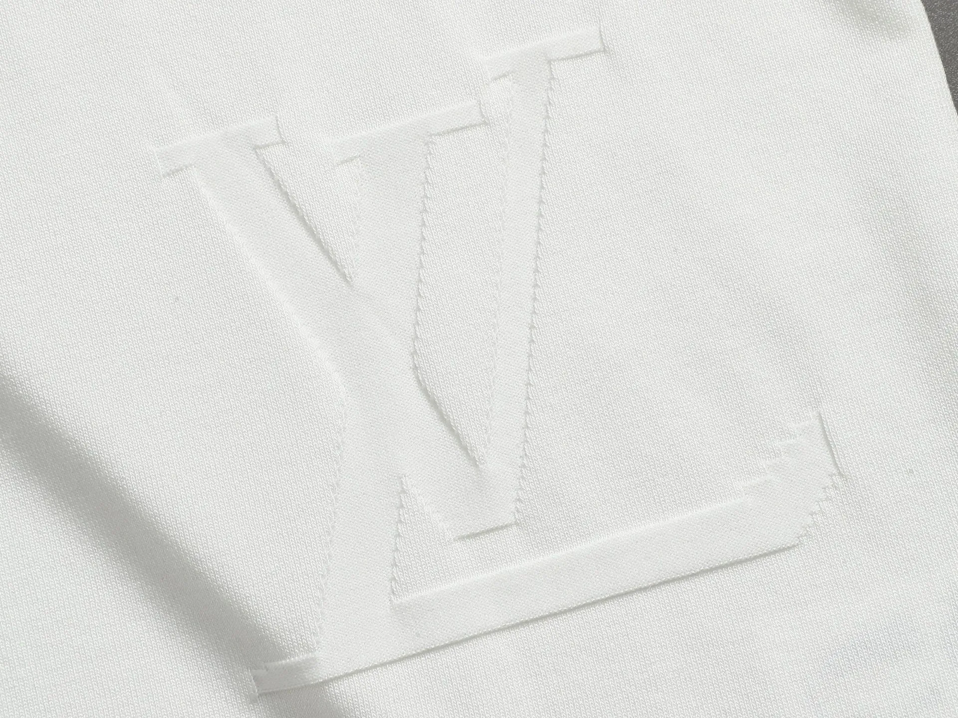 🅿️220 Louis Vuitton/Louis Vuitton Sweater jacquard towel embroidery The large logo is exquisitely upgraded, inspired by the retro embroidery of the 1980s. The original fabric is the same as the official short-sleeved T-shirt. The fabric is dyed in the same vat. It feels very comfortable. The latest brick cabinet synchronization for spring and summer. Fashionable and personalized. Super versatile and good-looking. It is very suitable for both men and women. A must-have for everyone. Hang tag. Collar label. Washed wheat. Complete with three labels. Color: black white. Size: S M L XL